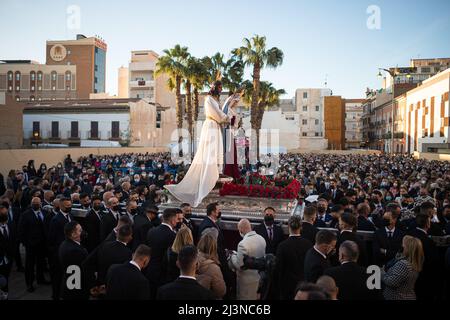 Malaga, Espagne. 09th avril 2022. Les fidèles sont rassemblés en regardant la statue du Christ et la Vierge Marie de la fraternité 'Cautivo' lors d'un transfert dans les rues vers la fraternité, avant le début de la semaine sainte espagnole. Après deux ans sans semaine Sainte en raison de la pandémie du coronavirus, des milliers de fidèles attendent de voir les processions portant les statues du Christ et de la Vierge Marie dans les rues dans le cadre de la semaine Sainte traditionnelle. En Andalousie, la célébration de la semaine sainte rassemble des milliers de personnes de tous les pays, et elle est considérée comme l'une des plus impor Banque D'Images