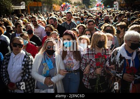 Malaga, Espagne. 09th avril 2022. Les fidèles sont rassemblés en regardant la statue du Christ et la Vierge Marie de la fraternité 'Cautivo' lors d'un transfert dans les rues vers la fraternité, avant le début de la semaine sainte espagnole. Après deux ans sans semaine Sainte en raison de la pandémie du coronavirus, des milliers de fidèles attendent de voir les processions portant les statues du Christ et de la Vierge Marie dans les rues dans le cadre de la semaine Sainte traditionnelle. En Andalousie, la célébration de la semaine sainte rassemble des milliers de personnes de tous les pays, et elle est considérée comme l'une des plus impor Banque D'Images