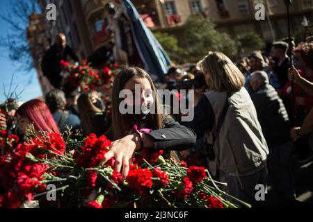 Malaga, Espagne. 09th avril 2022. Un membre de la fraternité 'Cautivo' est vu porter des fleurs lors d'un transfert dans les rues vers leur fraternité, avant le début de la semaine sainte espagnole. Après deux ans sans semaine Sainte en raison de la pandémie du coronavirus, des milliers de fidèles attendent de voir les processions portant les statues du Christ et de la Vierge Marie dans les rues dans le cadre de la semaine Sainte traditionnelle. En Andalousie, la célébration de la semaine sainte rassemble des milliers de personnes de tous les pays, et elle est considérée comme l'un des événements religieux et culturels les plus importants de l'année. C Banque D'Images