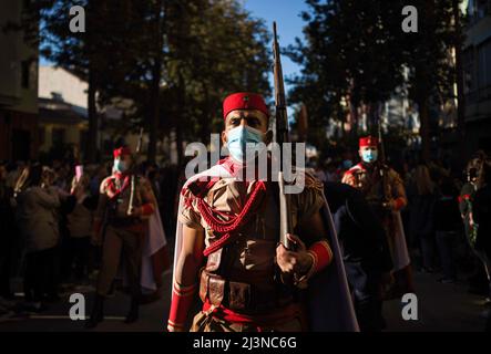 Malaga, Espagne. 09th avril 2022. Un membre des forces de l'armée espagnole est vu accompagner la statue du Christ et la Vierge Marie de la fraternité 'Cautivo' à travers les rues vers leur fraternité pendant un transfert, avant le début de la semaine sainte espagnole. Après deux ans sans semaine Sainte en raison de la pandémie du coronavirus, des milliers de fidèles attendent de voir les processions portant les statues du Christ et de la Vierge Marie dans les rues dans le cadre de la semaine Sainte traditionnelle. En Andalousie, la célébration de la semaine sainte rassemble des milliers de personnes de tous les pays, et elle est considérée comme l'un des mois Banque D'Images