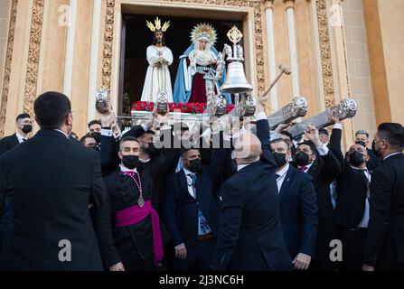 Malaga, Espagne. 09th avril 2022. Des hommes de fraternité 'Cautivo' sont vus portant la statue du Christ et de la Vierge Marie de l'église vers leur fraternité pendant un transfert, avant le début de la semaine sainte espagnole. Après deux ans sans semaine Sainte en raison de la pandémie du coronavirus, des milliers de fidèles attendent de voir les processions portant les statues du Christ et de la Vierge Marie dans les rues dans le cadre de la semaine Sainte traditionnelle. En Andalousie, la célébration de la semaine sainte rassemble des milliers de personnes de tous les pays, et elle est considérée comme l'une des plus importantes religieuses et culturelles Banque D'Images