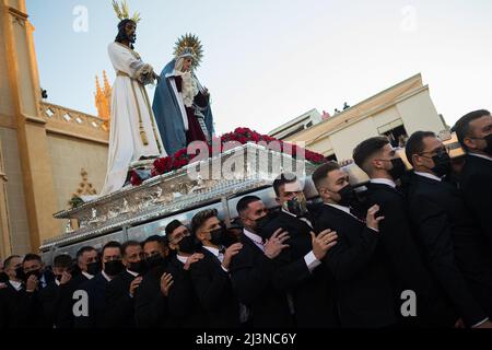 Malaga, Espagne. 09th avril 2022. Des hommes de fraternité 'Cautivo' sont vus portant la statue du Christ et de la Vierge Marie de l'église vers leur fraternité pendant un transfert, avant le début de la semaine sainte espagnole. Après deux ans sans semaine Sainte en raison de la pandémie du coronavirus, des milliers de fidèles attendent de voir les processions portant les statues du Christ et de la Vierge Marie dans les rues dans le cadre de la semaine Sainte traditionnelle. En Andalousie, la célébration de la semaine sainte rassemble des milliers de personnes de tous les pays, et elle est considérée comme l'une des plus importantes religieuses et culturelles Banque D'Images