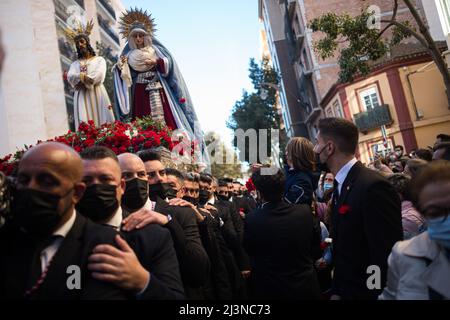 Malaga, Espagne. 09th avril 2022. Les hommes de la fraternité 'Cautivo' portent la statue du Christ et de la Vierge Marie à travers les rues vers leur fraternité pendant un transfert, avant le début de la semaine sainte espagnole. Après deux ans sans semaine Sainte en raison de la pandémie du coronavirus, des milliers de fidèles attendent de voir les processions portant les statues du Christ et de la Vierge Marie dans les rues dans le cadre de la semaine Sainte traditionnelle. En Andalousie, la célébration de la semaine sainte rassemble des milliers de personnes de tous les pays, et elle est considérée comme l'une des plus importantes religieuses et culturelles même Banque D'Images