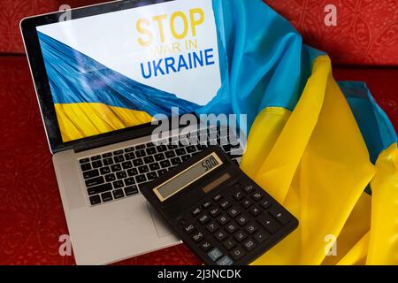 arrêter la guerre et patriote. laptop, drapeau de l'ukraine Banque D'Images