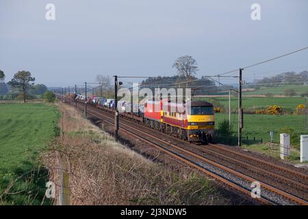 2 DB Cargo Rail UK classe 90 locomotives électriques passant par Plantationfoot (au nord de Lockerbie) sur la ligne principale de la côte ouest avec un train de nouvelles voitures Ford Banque D'Images