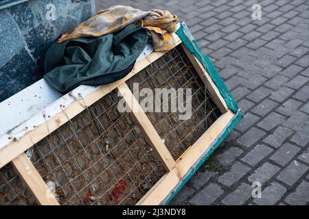 vieux canapé dans la rue dans un sol sale et un mur à l'extérieur. Banque D'Images