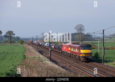 2 DB Cargo Rail UK classe 90 locomotives électriques passant par Plantationfoot (au nord de Lockerbie) sur la ligne principale de la côte ouest avec un train de nouvelles voitures Ford Banque D'Images