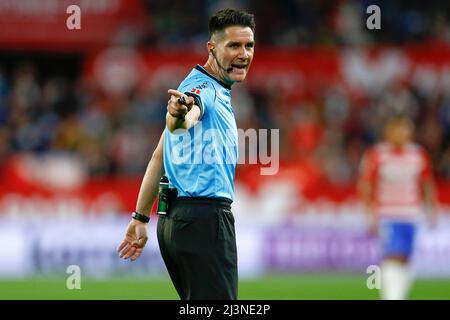 L'arbitre Miguel Angel Ortiz Arias lors du match de la Liga entre le FC Séville et le FC Grenade a joué au stade Sanchez Pizjuan le 8 avril 2022 à Séville, Espagne. (Photo par Antonio Pozo / PRESSINPHOTO) Banque D'Images