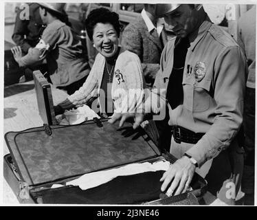 Relocalisation japonaise, Californie. Tous les bagages sont inspectés avant que les nouveaux arrivants n'entrent dans le centre d'assemblage de Santa Anita Park à Arcadia, en Californie, pour les évacués d'origine japonaise. Les évacués sont transférés plus tard dans les centres de l'autorité de réinstallation de guerre pour la durée. Banque D'Images