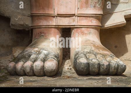 Pieds du Bouddha debout à Wat Mahathe à Sukhothai, Thaïlande. Banque D'Images