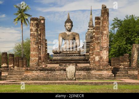 Assis Bouddha de l'Ubosot à Wat Mahathe à Sukhothai, Thaïlande. Banque D'Images