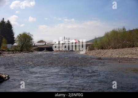 Un Virgin trains Pendolino côte ouest traverse le viaduc sur lamington Clyde River au nord de Beattock sommet mondial sur la West Coast Main Line Banque D'Images