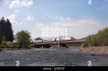 Un Virgin trains Pendolino côte ouest traverse le viaduc sur lamington Clyde River au nord de Beattock sommet mondial sur la West Coast Main Line Banque D'Images