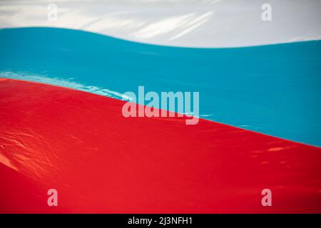 Tissu texturé au vent. Tissu du drapeau de la Russie. Vent soufflant sur la surface du tissu léger. Blanc, bleu et rouge. Banque D'Images
