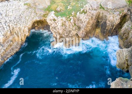 Vue aérienne des falaises escarpées et de la mer turquoise sur la côte cantabrique, des formations rocheuses spectaculaires et de puissantes vagues de l'Atlantique dans le nord de l'Espagne Banque D'Images