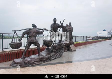 Zhenjiang, Chine. 12 août 2017. Statues représentant une vieille scène d'hommes chinois sur une passerelle dans le parc culturel du fleuve Yangtze lors d'une journée couverte Banque D'Images