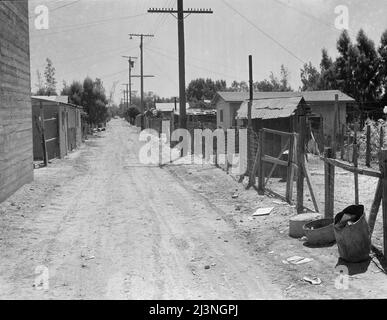 Les bidonvilles de Brawley. Maisons de travailleurs mexicains sur le terrain. Imperial Valley, Californie. Banque D'Images