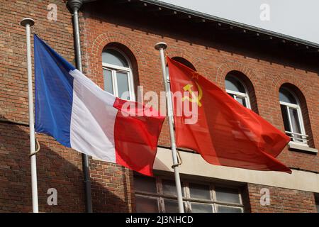 Les drapeaux nationaux de la France et de l'Union soviétique se brandisent à l'entrée du Musée de la remise (Musée de la Redition) à Reims, en France. Le premier instrument allemand de reddition qui a mis fin à la Seconde Guerre mondiale en Europe a été signé dans ce bâtiment à 02 h 41 heure d'Europe centrale (cet) le 7 mai 1945. Banque D'Images