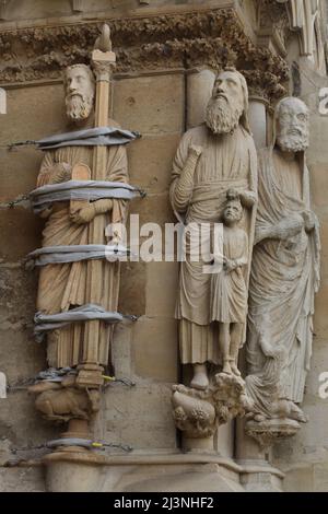 Moïse, Abraham et son fils Isaac et Aaron dépeignaient de gauche à droite sur le portail sud de la façade ouest de la cathédrale de Reims (Cathédrale notre-Dame de Reims) à Reims, France. Les statues gothiques sur le côté droit du portail sud sont datées avant 1220. Banque D'Images