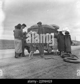 Migrants, famille des Mexicains, sur la route avec des problèmes de pneus. Recherche de travail dans les petits pois. Californie. Banque D'Images