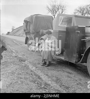 Travailleurs migrants de pois sur la route. Toutes leurs possessions mondaines en voiture et en remorque. Californie. Banque D'Images