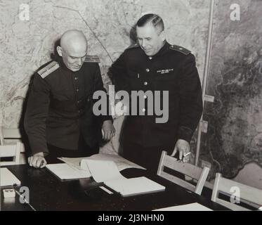 Le général soviétique Ivan Susloparov (également appelé Ivan Sousloparov) et son interprète Ivan Cherniaev (à gauche) dans la salle de la carte également connue sous le nom de salle de guerre de la Force expéditionnaire alliée (SHAEF) au Musée de la reddition (Musée de la Redition) à Reims, France, Le 6 mai 1945. Le premier instrument allemand de reddition qui a mis fin à la Seconde Guerre mondiale en Europe a été signé sur cette table dans cette salle à 02 h 41 heure d'Europe centrale (cet) le 7 mai 1945. La salle historique est maintenant servie comme une partie du Musée de la reddition (Musée de la Redition). Le noir et le blanc Banque D'Images