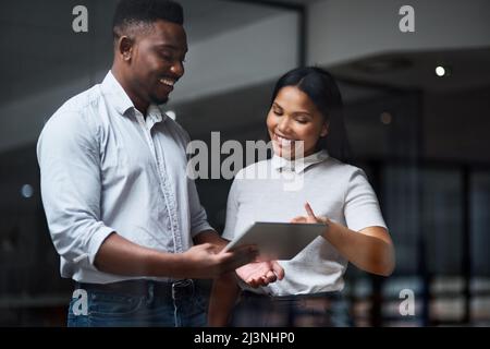 Je n'aurais pas aimé que cela soit plus facile. Je vous souhaite une meilleure qualité. Photo de deux hommes d'affaires travaillant dans un bureau moderne. Banque D'Images