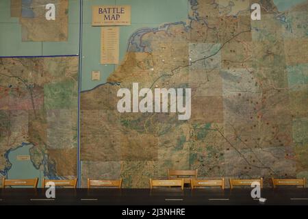 Carte salle également connue sous le nom de salle de guerre du quartier général suprême de la Force expéditionnaire alliée (SHAEF) au Musée de la reddition (Musée de la Redition) à Reims, France. Le premier instrument allemand de capitulation qui a mis fin à la Seconde Guerre mondiale en Europe a été signé dans cette salle à 02 h 41 heure d'Europe centrale (cet) le 7 mai 1945. La salle historique est maintenant servie comme une partie du Musée de la reddition (Musée de la Redition). Les présidents du général de France François Sevez, de l'amiral britannique Sir Harold Burrough, du lieutenant général américain Walter Bedell Smith, du général de Grande-Bretagne Kenneth Strong, de l'Union soviétique M. Banque D'Images