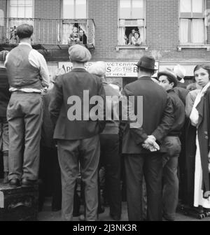 La foule autour du bureau de poste. Lower East Side, New York. Banque D'Images