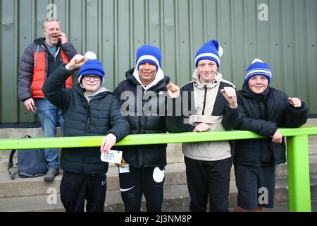 NAILSWORTH, ROYAUME-UNI. AVRIL 9th les fans de Hartlepool United photographiés avant le match de la Sky Bet League 2 entre Forest Green Rovers et Hartlepool United au New Lawn, Nailsworth, le samedi 9th avril 2022. (Crédit : Kieran Riley | INFORMATIONS MI) crédit : INFORMATIONS MI et sport /Actualités Alay Live Banque D'Images