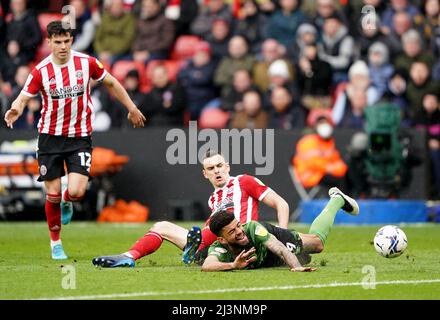 Le Philip Billing de Bournemouth (à droite) est abordé par Filip Uremovic (au centre) de Sheffield United, alors que John Egan (à gauche) regarde pendant le match du championnat Sky Bet à Bramal Lane, Sheffield. Date de la photo: Samedi 9 avril 2022. Banque D'Images