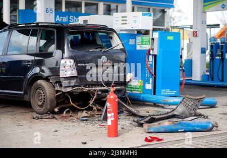 Wittmund, Allemagne. 09th avril 2022. Un véhicule au gaz naturel dont le réservoir a explosé lors du ravitaillement se trouve près de la pompe dans une station-service. Selon la police, une personne qui a ravitaillé la voiture a été blessée dans l'explosion. Credit: Hauke-Christian Dittrich/dpa/Alay Live News Banque D'Images