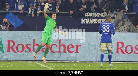 Gelsenkirchen, Allemagne. 09th avril 2022. Firo : 9th avril 2022, Fuvuball, 2.Bundesliga, saison 2021/2022, FC Schalke 04 - 1.FC Heidenheim Martin Fraisl, blessé, blessé crédit: dpa/Alay Live News Banque D'Images