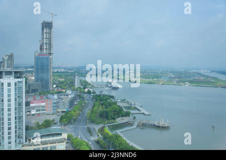 Zhenjiang, Chine. 12 août 2017. Une vue aérienne de la ville de Zhenjiang Chine sur le fleuve Yangtze lors d'une journée ensoleillée dans la province de Jiangsu. Banque D'Images