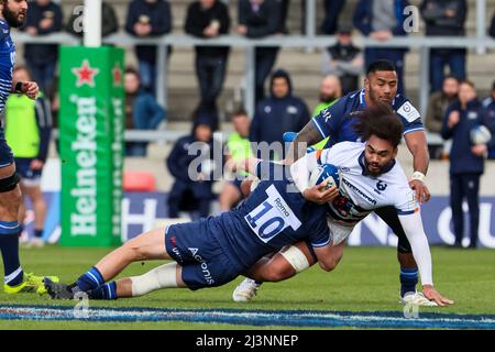 AJ Bell Stadium, sale, Royaume-Uni. 9th avril 2022. Championnat européen de rugby, vente contre Bristol Bears; Chris Vui de Bristol Bears est attaqué par Rob du Preez et Manu Tuilagi de sale Sharks Credit: Action plus Sports/Alay Live News Banque D'Images