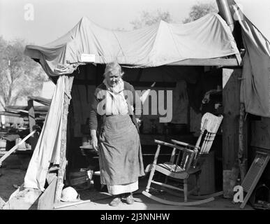 Grand-mère de vingt-deux enfants de la ferme de l'Oklahoma. Vivant actuellement dans le camp de migration de Kern, en Californie. Banque D'Images