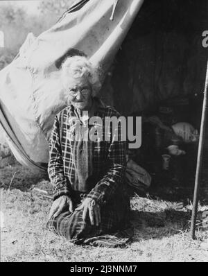 Grand-mère de vingt-deux enfants, d'une ferme de l'Oklahoma; quatre-vingts ans. Vivant maintenant dans un camp à la périphérie de Bakersfield, en Californie. "Si vous perdez votre pluck vous perdez le plus il y a en vous - tout ce que vous avez à vivre avec". Banque D'Images