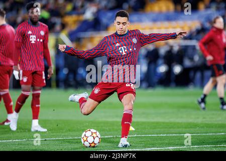 VILLARREAL, ESPAGNE - APR 6: Jamal Musiala se réchauffe avant le match de l'UEFA Champions League entre Villarreal CF et le FC Bayern Munchen à l'Estadio de l Banque D'Images