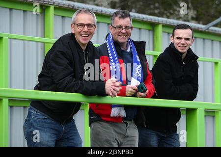 NAILSWORTH, ROYAUME-UNI. AVRIL 9th les fans de Hartlepool United photographiés avant le match de la Sky Bet League 2 entre Forest Green Rovers et Hartlepool United au New Lawn, Nailsworth, le samedi 9th avril 2022. (Crédit : Kieran Riley | INFORMATIONS MI) crédit : INFORMATIONS MI et sport /Actualités Alay Live Banque D'Images