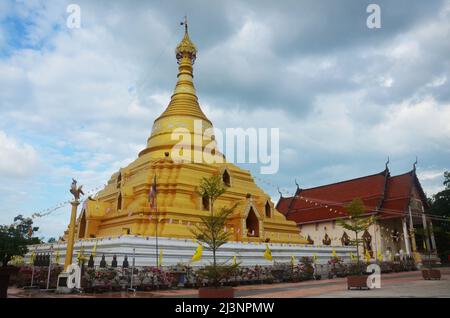 Grande or Phraborommathat Nakhon CHUM stupa ou grande or Phra Borommathat Jediyaram de Kamphaeng Phet chedi pour les gens thaïlandais Voyage visite respect pra Banque D'Images