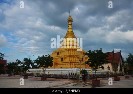 Grande or Phraborommathat Nakhon CHUM stupa ou grande or Phra Borommathat Jediyaram de Kamphaeng Phet chedi pour les gens thaïlandais Voyage visite respect pra Banque D'Images