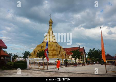 Grande or Phraborommathat Nakhon CHUM stupa ou grande or Phra Borommathat Jediyaram de Kamphaeng Phet chedi pour les gens thaïlandais Voyage visite respect pra Banque D'Images