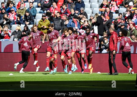 Munich, Allemagne. 09th avril 2022. Football: Bundesliga, Bayern Munich - FC Augsburg, Matchday 29, Allianz. Les joueurs du Bayern s'échauffent. Credit: Sven Hoppe/dpa/Alay Live News Banque D'Images