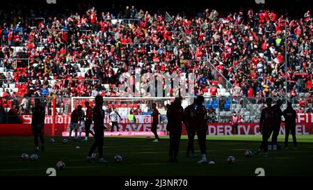 Munich, Allemagne. 09th avril 2022. Football: Bundesliga, Bayern Munich - FC Augsburg, Matchday 29, Allianz. Les joueurs du Bayern s'échauffent. Credit: Sven Hoppe/dpa/Alay Live News Banque D'Images