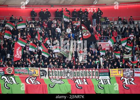 Munich, Allemagne. 09th avril 2022. Football: Bundesliga, Bayern Munich - FC Augsburg, Matchday 29, Allianz. Les fans d'Augsbourg se tiennent dans les tribunes avant le match. Credit: Sven Hoppe/dpa/Alay Live News Banque D'Images