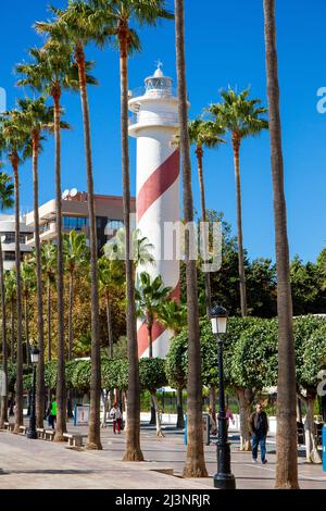 Vue sur 'Faro de Marbella'-Phare Marbella.peut être vu que vous marchez le long de la promenade, situé au-dessus de la section de la plage nommée d'après elle. Banque D'Images