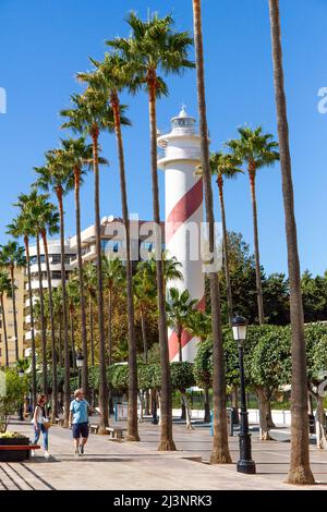 Vue sur 'Faro de Marbella'-Phare Marbella.peut être vu que vous marchez le long de la promenade, situé au-dessus de la section de la plage nommée d'après elle. Banque D'Images