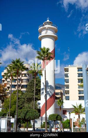 Vue sur 'Faro de Marbella'-Phare Marbella.peut être vu que vous marchez le long de la promenade, situé au-dessus de la section de la plage nommée d'après elle. Banque D'Images
