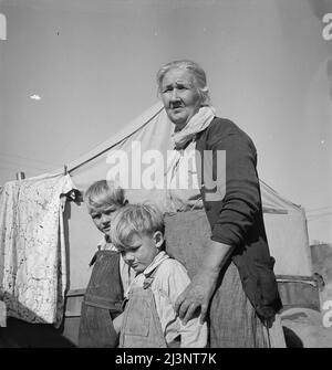 Grand-mère de vingt-deux enfants vivant dans le camp de migrants du comté de Kern. Californie. Banque D'Images