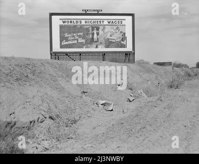 Panneaux d'affichage sur l'autoroute américaine 99 en Californie. Campagne publicitaire nationale parrainée par l'Association nationale des manufacturiers. [Famille blanche - père revenant du travail pendant la Grande Dépression, une période de chômage élevé: 'Les salaires les plus élevés du monde - il n'y a aucune façon comme la voie américaine']. Banque D'Images